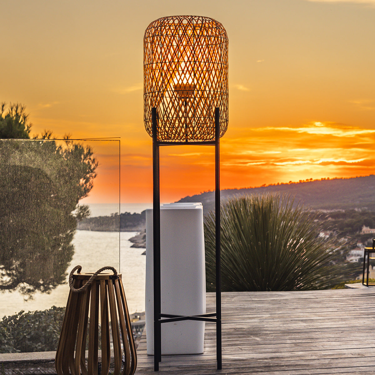 Lampadaire sans fil à 4 pieds metal LED blanc et multicolore dimmable en poly rotin H150cm avec télécommande