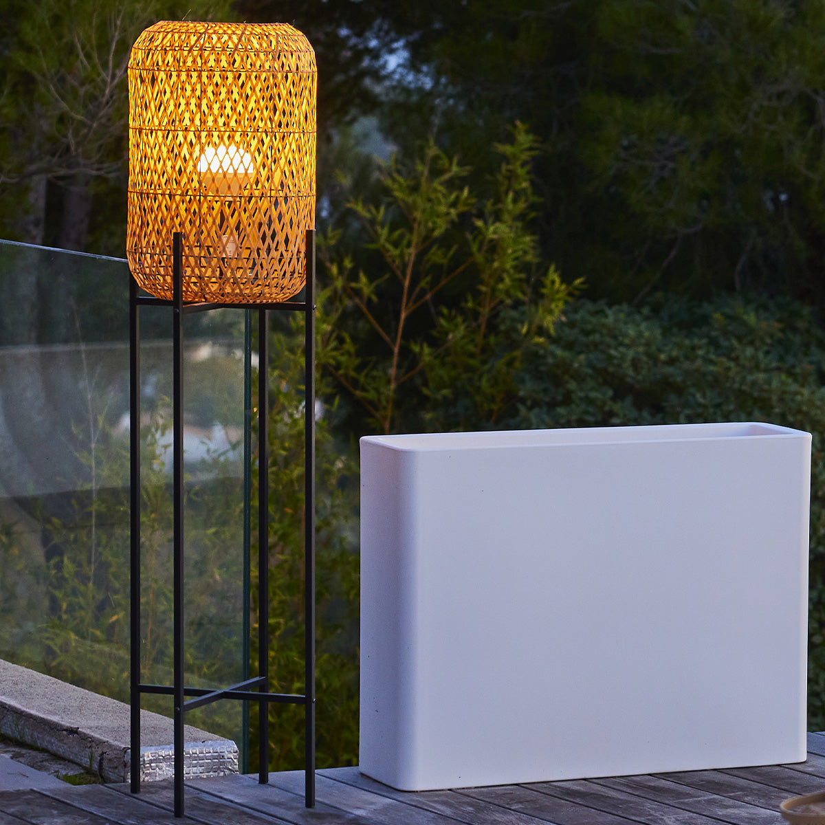 Lampadaire sans fil à 4 pieds metal LED blanc et multicolore dimmable en poly rotin H150cm avec télécommande