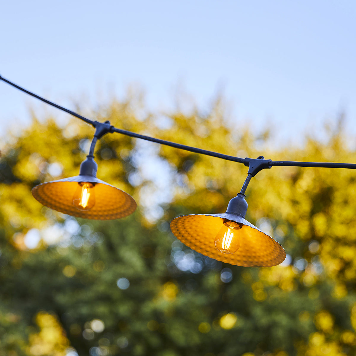 Guirlande lumineuse extérieure raccordable 18m avec 40 ampoules LED filament E27 blanc chaud VINTY LIGHT et abat-jour en métal style vintage