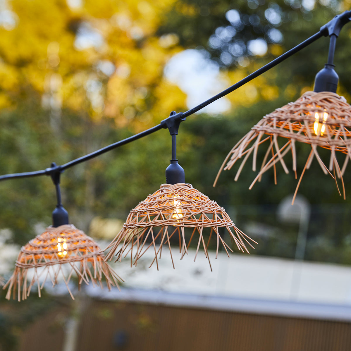 Guirlande lumineuse extérieure raccordable 82m avec 200 ampoules LED filament E27 blanc chaud HAWAII LIGHT Abat-jour polyrotin bohème