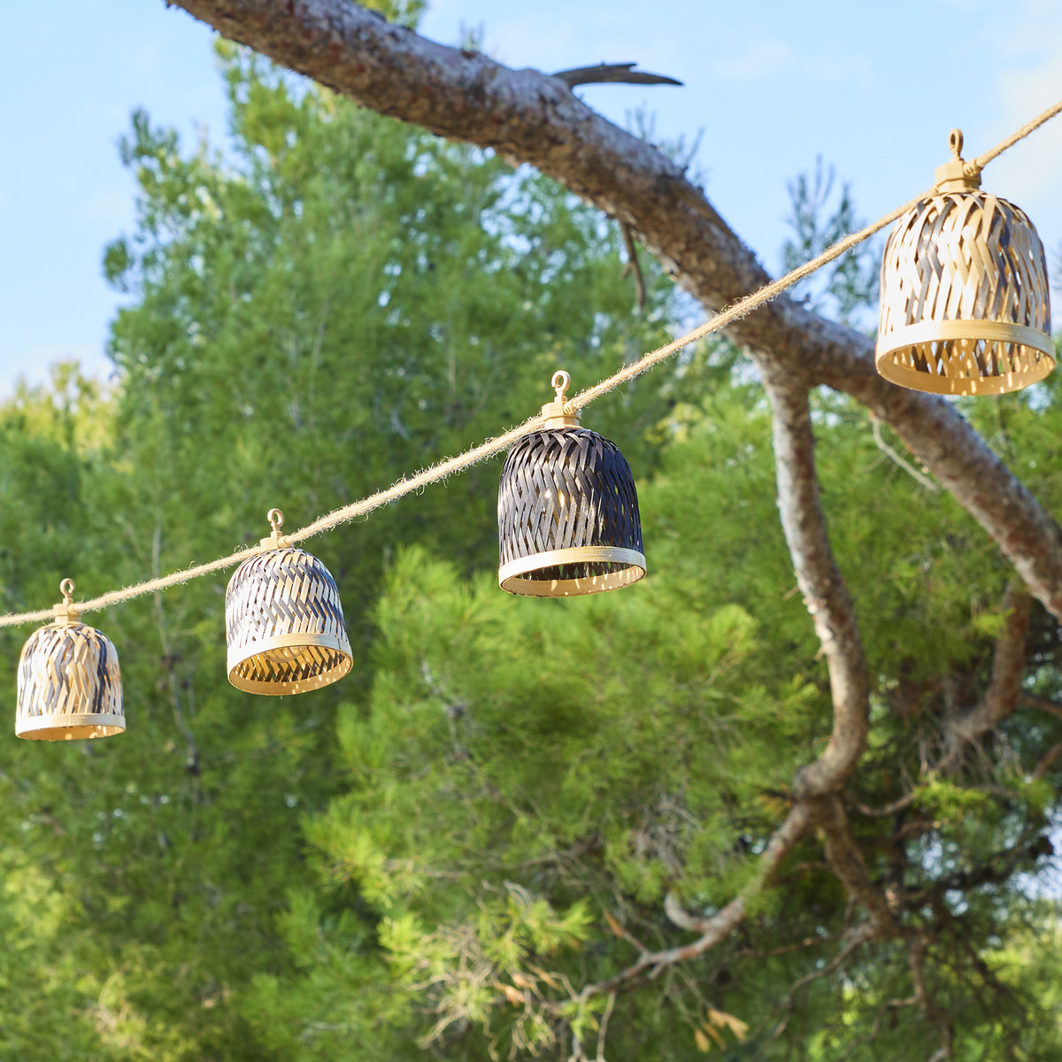 Lot de 2 guirlandes lumineuses solaires et sur secteur raccordables 20 abat-jour bois style bohème LED blanc chaud 2x LINA LIGHT HYBRID 13m