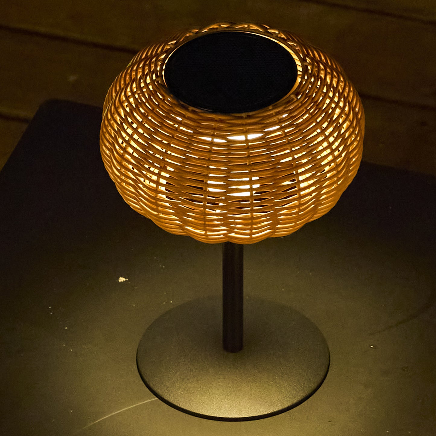 Lampe de table solaire SAMIRA SOLAR avec base module solaire rechargeable avec télécommande H25cm