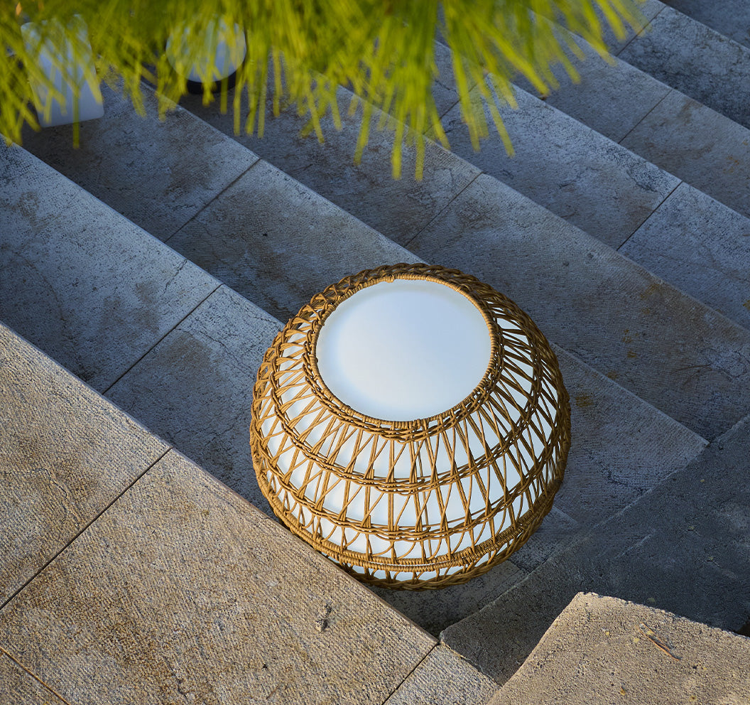 Boule lumineuse sans fil avec coque en poly rotin amovible LED multicolore dimmable BOBBY C40 DRESS ∅40cm avec télécommande et socle à induction