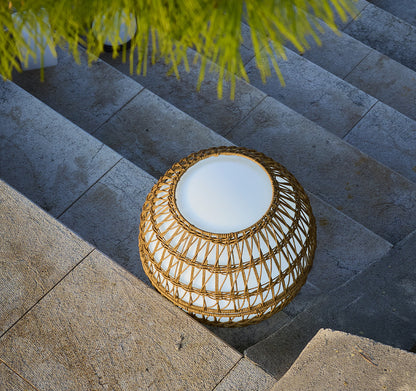 Boule lumineuse sans fil avec coque en poly rotin amovible LED multicolore dimmable BOBBY C40 DRESS ∅40cm avec télécommande et socle à induction