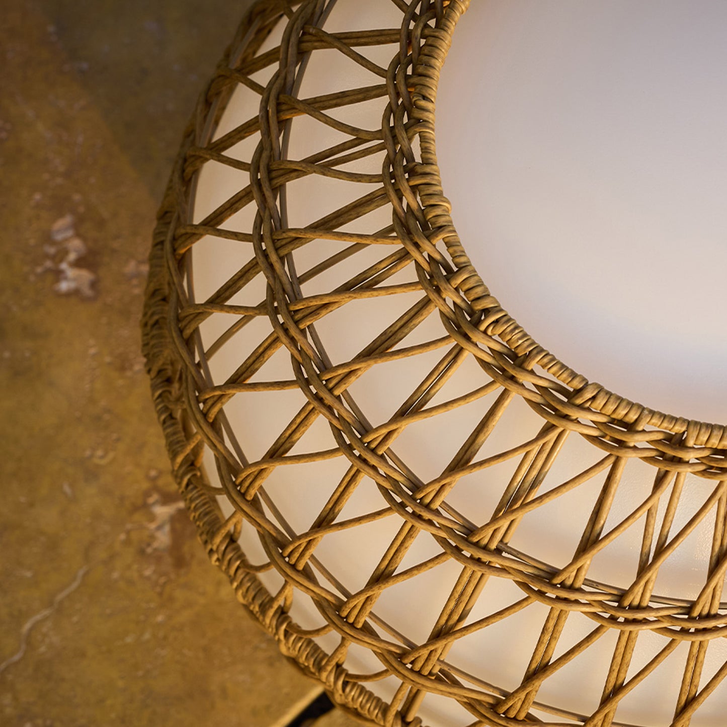 Boule lumineuse sans fil avec coque en poly rotin amovible LED multicolore dimmable BOBBY C40 DRESS ∅40cm avec télécommande et socle à induction