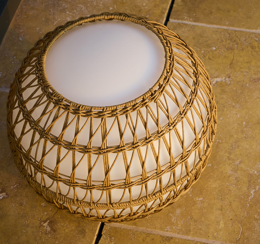 Boule lumineuse sans fil avec coque en poly rotin amovible LED multicolore dimmable BOBBY C40 DRESS ∅40cm avec télécommande et socle à induction