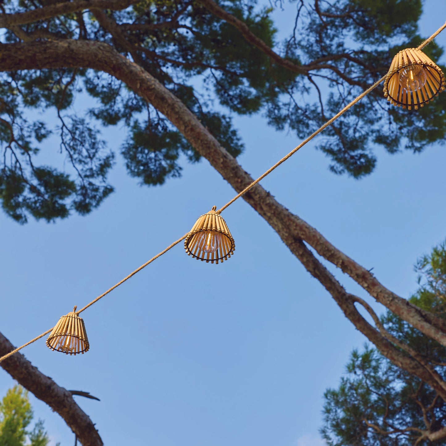 Guirlande lumineuse extérieur connectable 10 abat-jour naturels en bambou NATURA LIGHT HYBRID LED blanc chaud  8m solaire et sur secteur