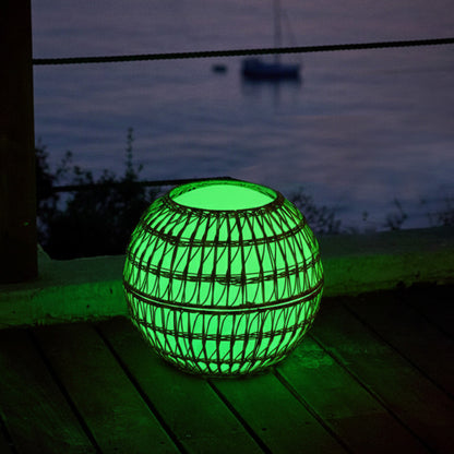 Boule lumineuse sans fil avec coque en poly rotin amovible LED multicolore dimmable BOBBY C40 DRESS ∅40cm avec télécommande et socle à induction