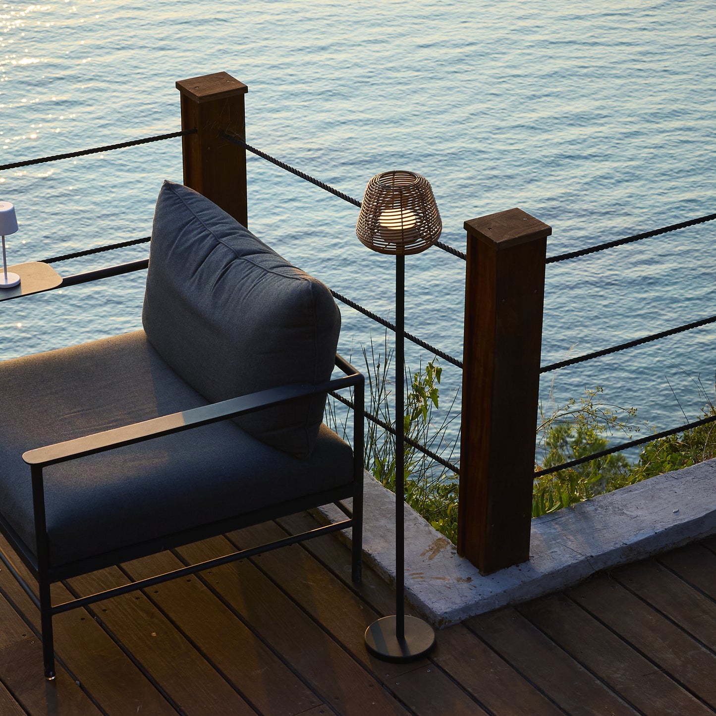 Lampadaire nomade design poly rotin pour extérieur LED MIDY BOHEME H120 cm