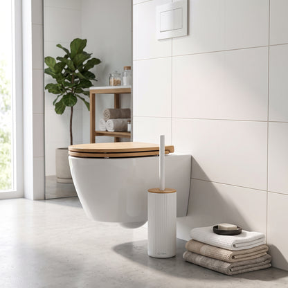 Lot de 3 Brosse WC avec Support en Plastique Strié Blanc et Couvercle en Bambou LUND — Balayette de Toilette Ergonomique et Hygiénique, Design Scandinave Moderne pour Salle de Bain