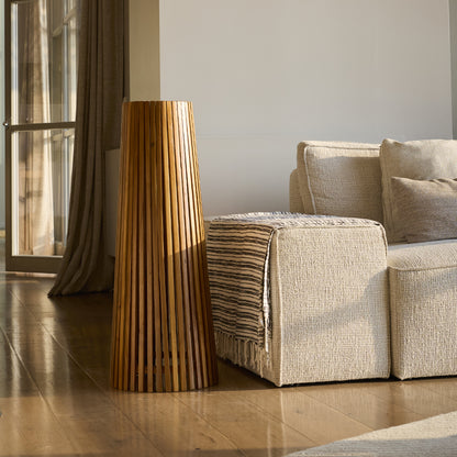 Lampadaire d'extérieur solaire TECKA SMALL en bois teck avec module LED blanc chaud et télécommande H90cm