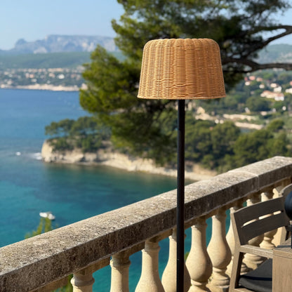 Lampadaire solaire extérieur en poly rotin avec module LED blanc chaud télécommande MATEO SOLAR  H160cm