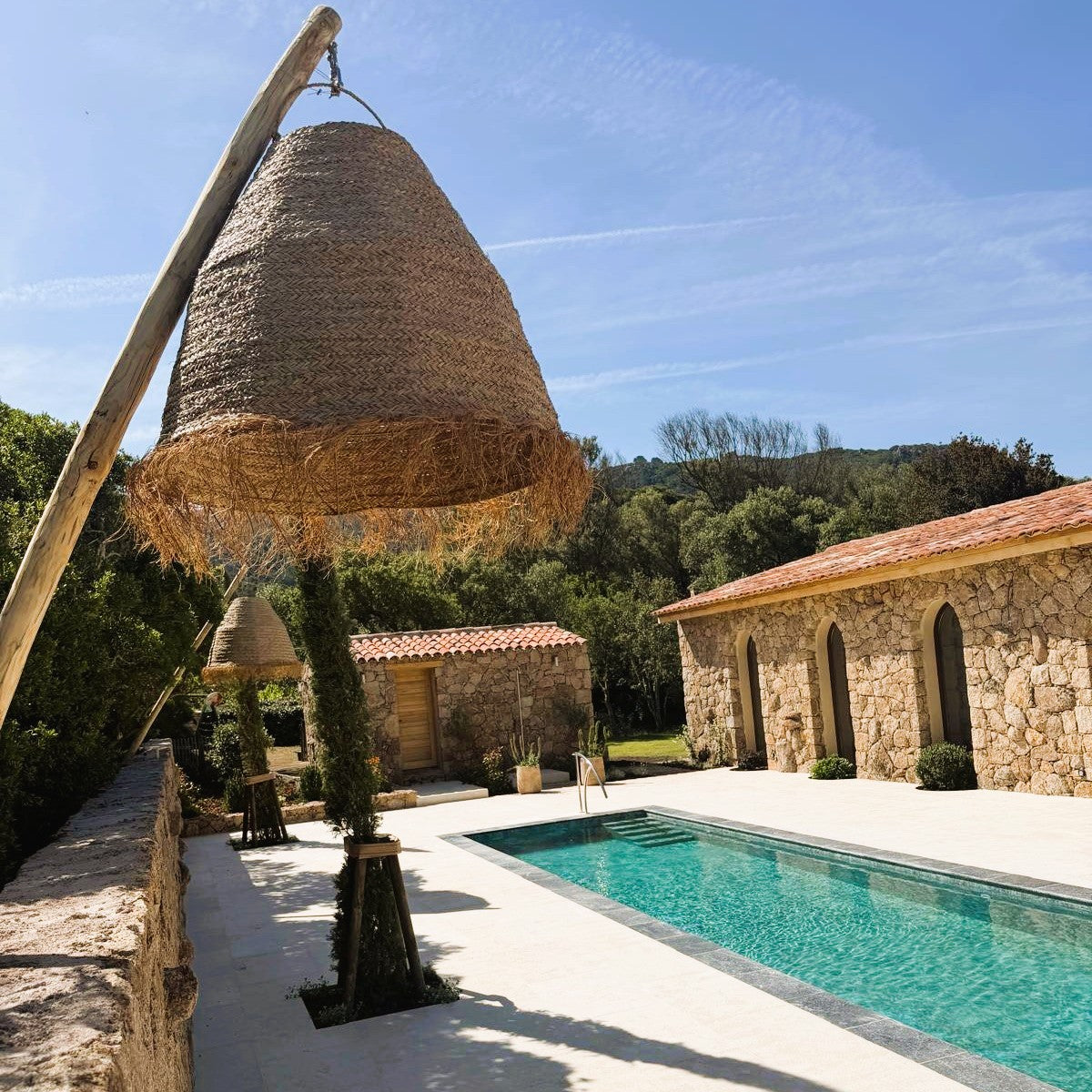 Suspension XXL BIG ANAFI NOMAD en jonc de mer naturel style bohème avec ampoule LED blanc/RGB nomade