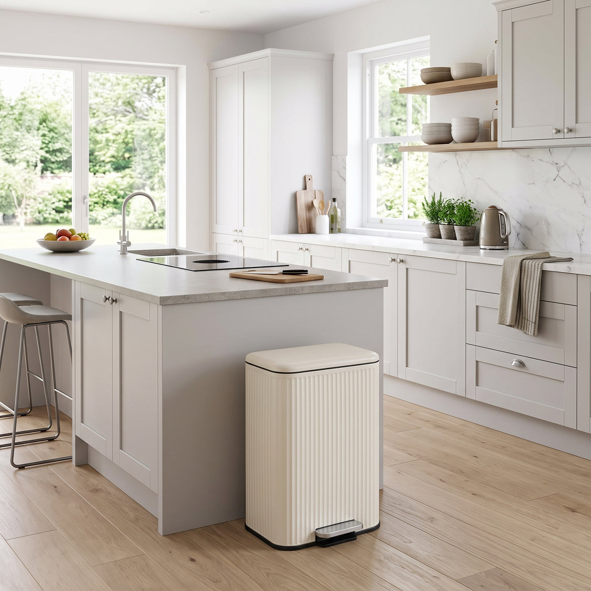 Poubelle de Cuisine à Pédale 50L LINE — Grand Bac à Déchets Rectangulaire Strié en Acier Inoxydable avec Couvercle Soft-Close Anti-Odeurs, Crème Mat