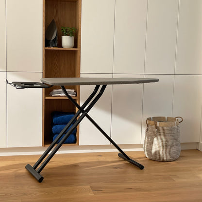 Table à repasser ultra légère pliable LICHT en aluminium 125x40 H92cm avec repose fer et repose centrale vapeur et roulette