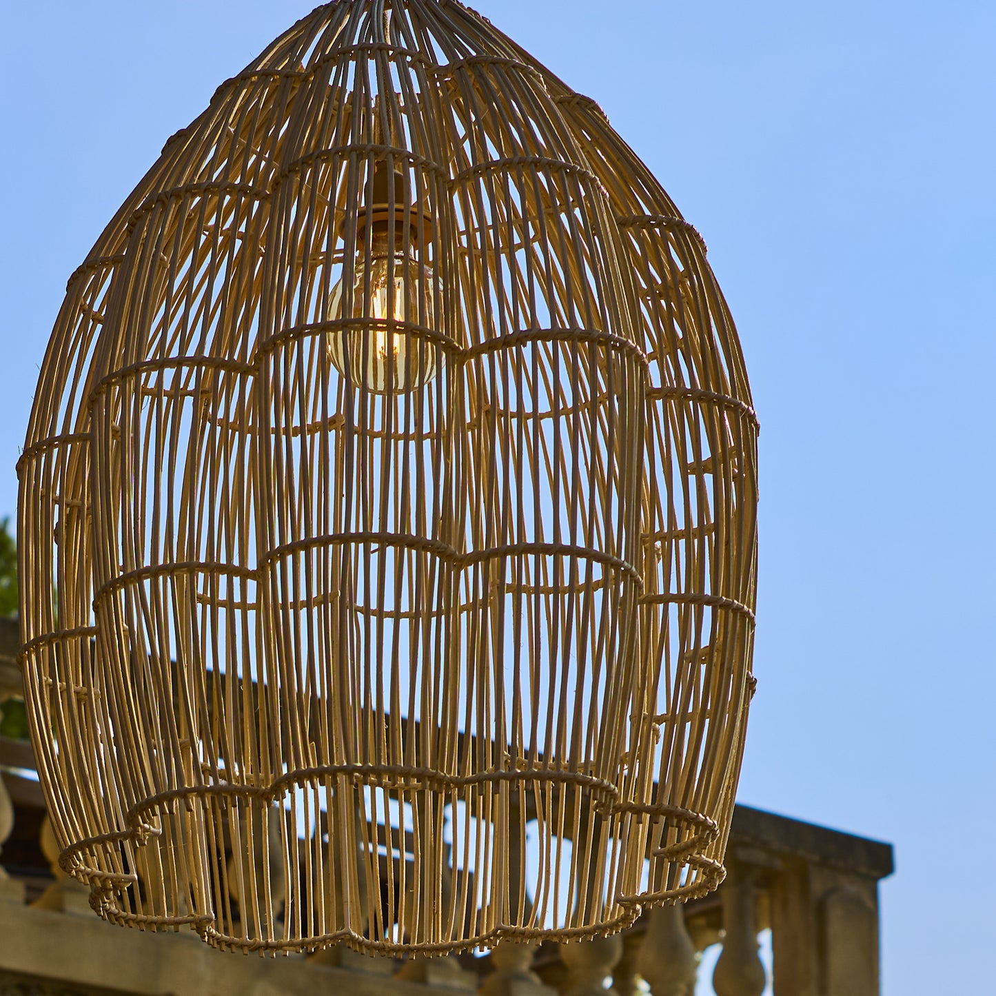 Suspension AVILA NOMAD en rotin naturel style bohème avec ampoule LED blanc/RGB nomade