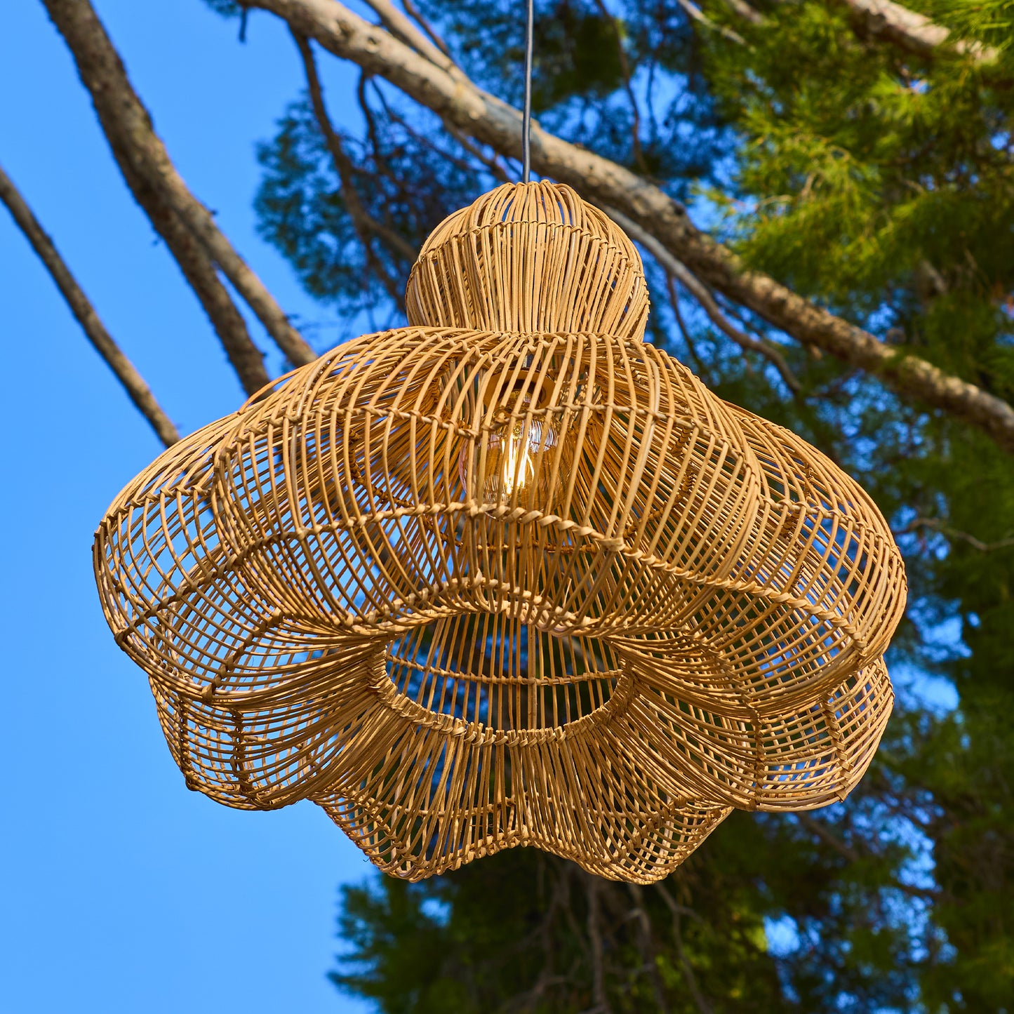 Suspension solaire RONDA SOLAR en rotin naturel avec câble hybride secteur et solaire 5m de longueur