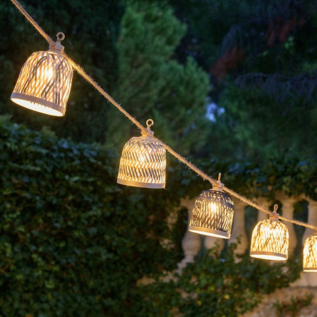 Lot de 2 guirlandes lumineuses solaires et sur secteur raccordables 20 abat-jour bois style bohème LED blanc chaud 2x LINA LIGHT HYBRID 13m
