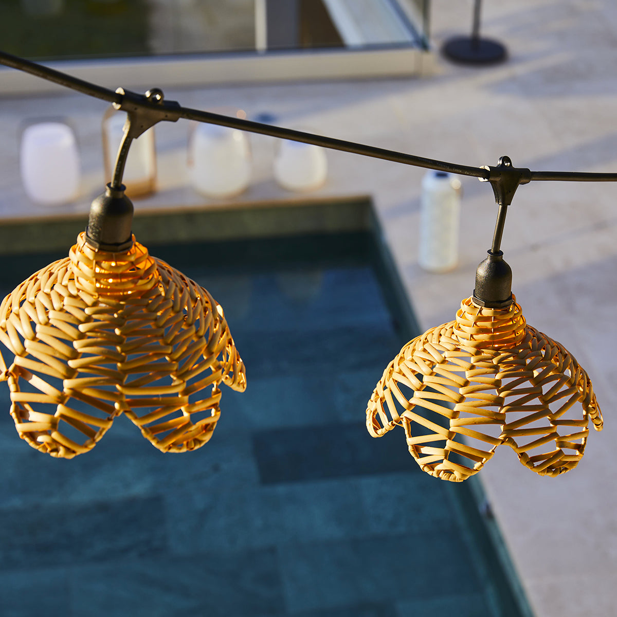 Lot de 2 guirlandes lumineuses extérieur connectables 14 abat-jour fleur en polyrotin style bohème ampoules filament E27 LED blanc chaud 2x FLOWER LIGHT 10m