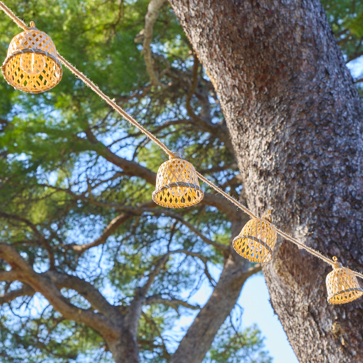 Guirlande lumineuse extérieur raccordable 10 abat-jour naturels en rotin MALY LIGHT HYBRID LED blanc chaud 8m solaire et sur secteur