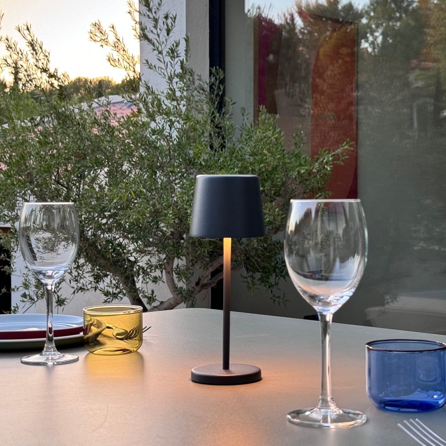 Mini lampe de table touch sans fil en aluminium gris LED KELLY MINI ROCK blanc dimmable H22cm