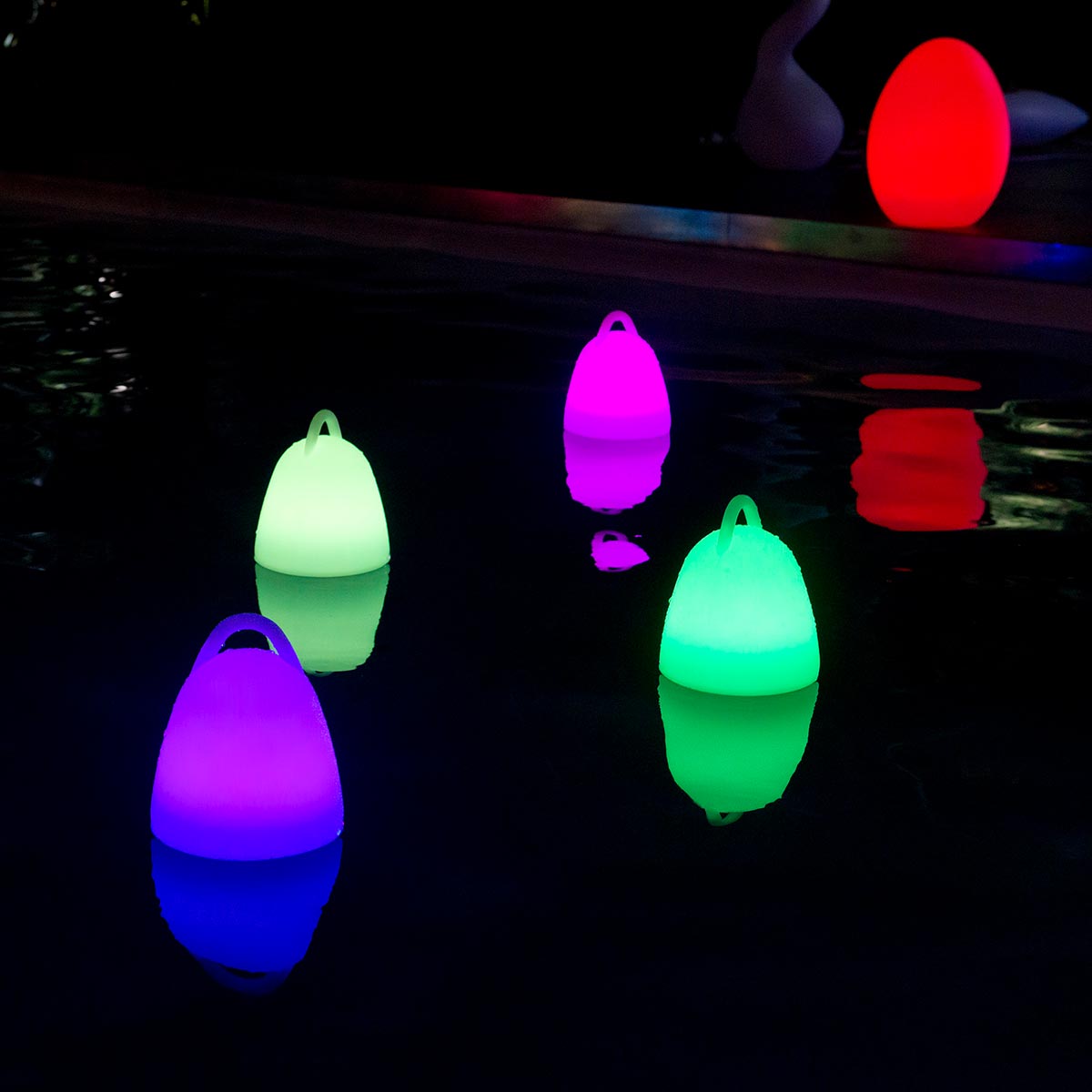 Baladeuse sans fil waterproof et flottante LED blanc/multicolore dimmable LIBERTY C25 H24cm avec télécommande et socle à induction - REDDECO.com